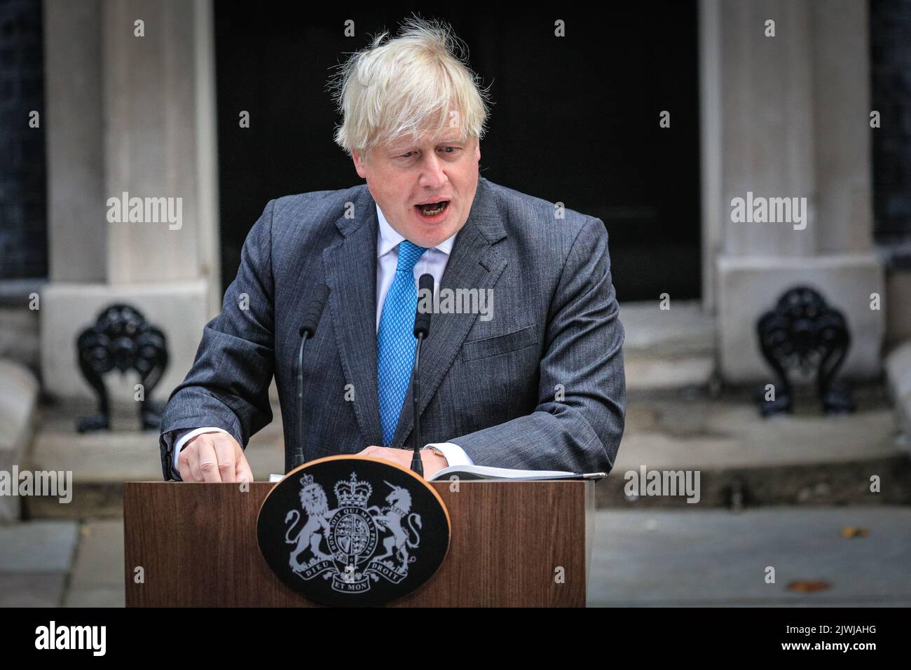 London, Großbritannien, 06.. September 2022. Boris Johnson, scheidender britischer Premierminister, hält an seinem letzten Morgen im Amt eine Abschiedsrede vor der Downing Street 10 in Westminster, dankt dann seinen Mitarbeitern, Kollegen und Frau Carrie, bevor er die Downing Street zum letzten Mal verlässt und nach Balmoral für sein Publikum mit der Queen reist. Kredit: Imageplotter/Alamy Live Nachrichten Stockfoto