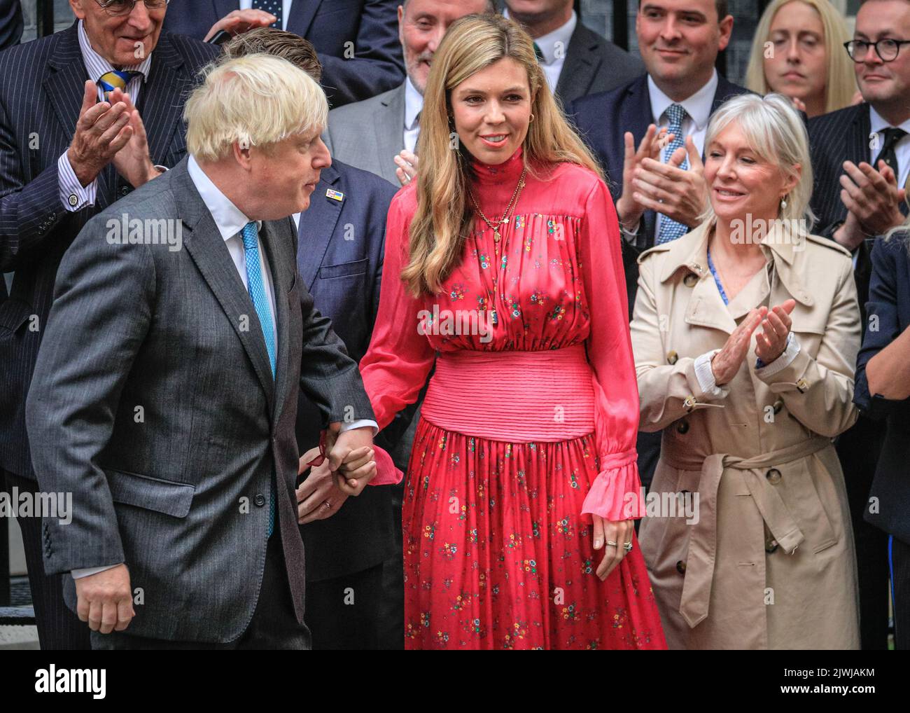London, Großbritannien, 06.. September 2022. Boris Johnson, Premierminister, und Carrie Johnson, die Frau von Boris Johnson, im langen, schwebenden Maxikleid der britischen Marke Hamur. Boris Johnson, scheidender britischer Premierminister, hält an seinem letzten Morgen im Amt eine Abschiedsrede vor der Downing Street 10 in Westminster, dankt dann seinen Mitarbeitern, Kollegen und Frau Carrie, bevor er die Downing Street zum letzten Mal verlässt und nach Balmoral für sein Publikum mit der Queen reist. Kredit: Imageplotter/Alamy Live Nachrichten Stockfoto