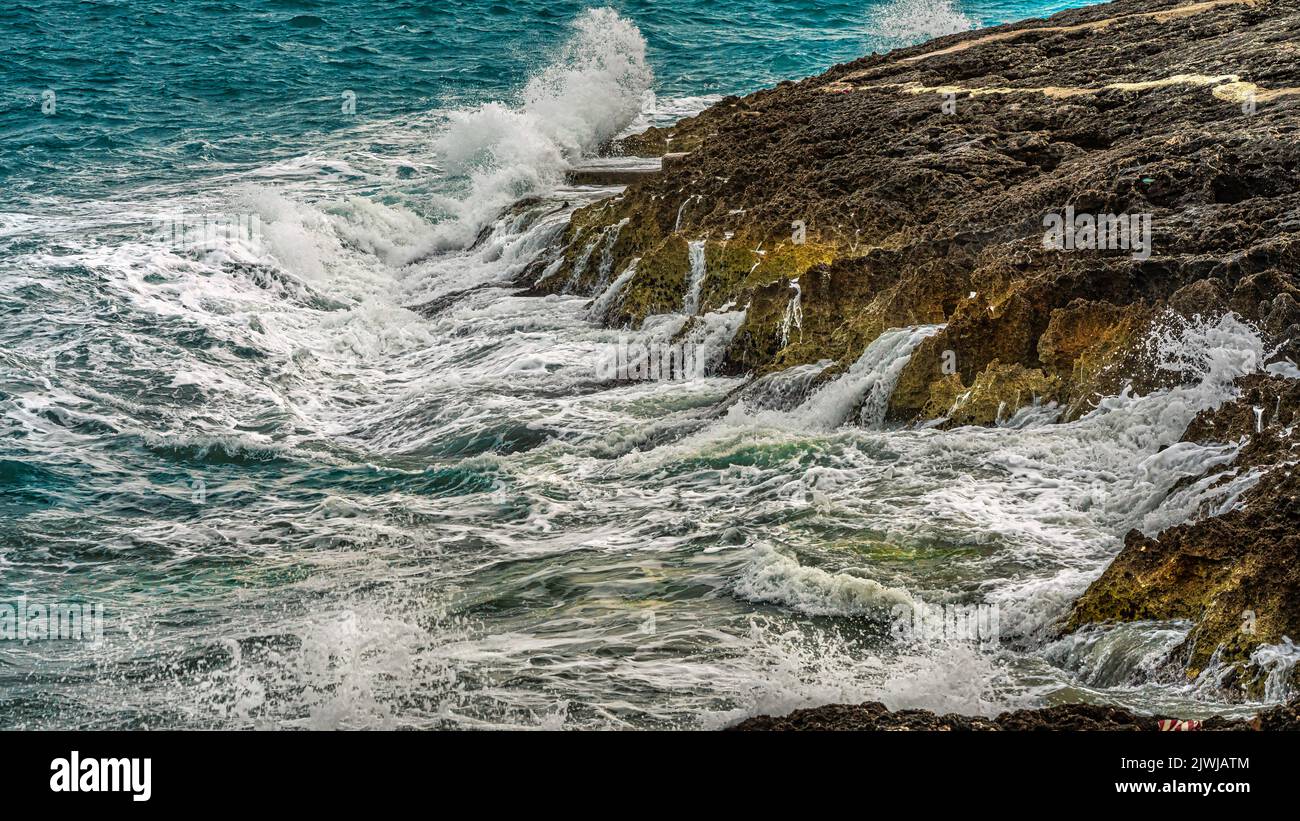 Die Wellen des rauen Meeres nach Tagen von Regen und Wind stürzen gegen die felsigen Küsten des Gargano in Apulien. Apulien, Italien, Europa Stockfoto
