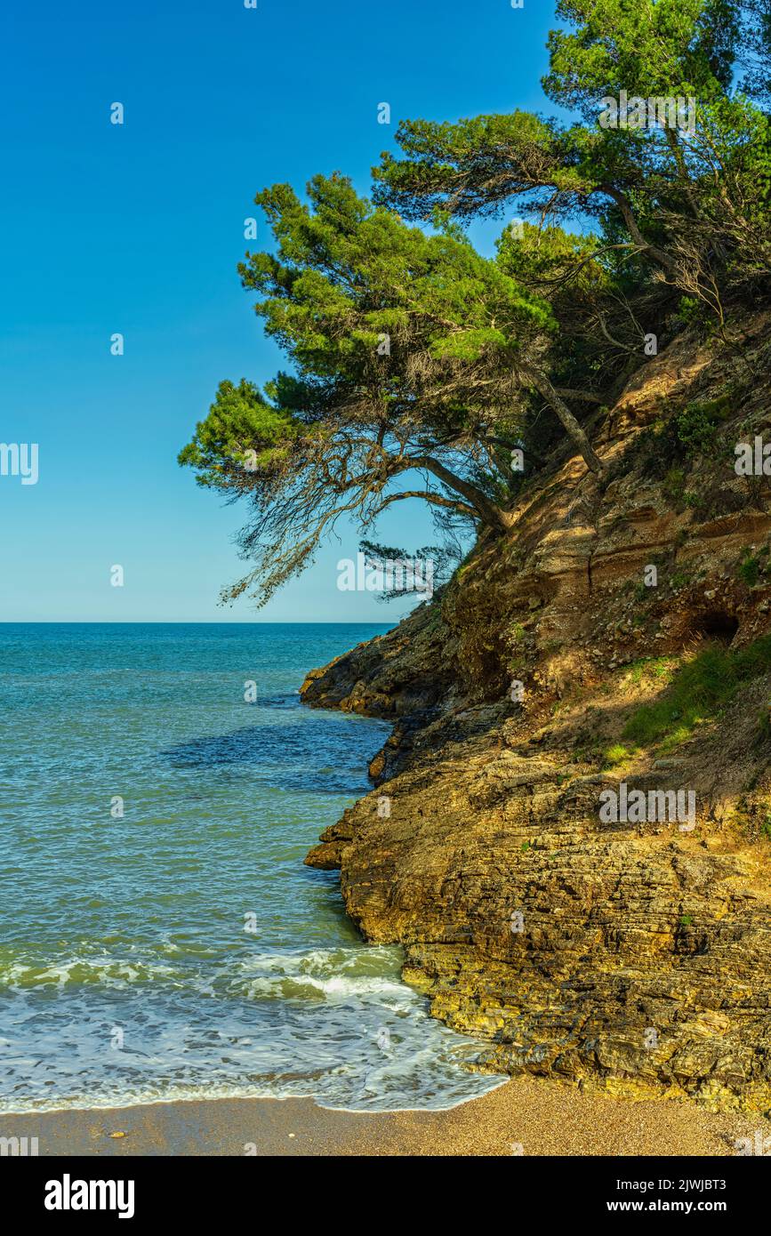 Cala della Pergola, eine der vielen kleinen Buchten der apulischen Küste im Nationalpark Gargano. Vieste, Provinz Foggia, Apulien, Italien, Europa Stockfoto