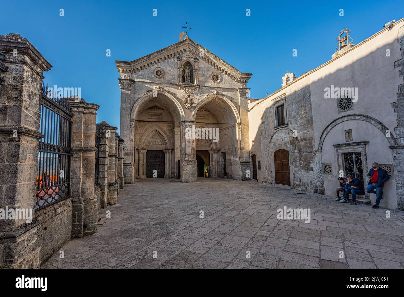 Fassade des Heiligtums von San Michele Arcangelo in Monte Sant'Angelo sul Gargano in Apulien. Monte Sant'Angelo, Gargano, Provinz Foggia, Apulien Stockfoto