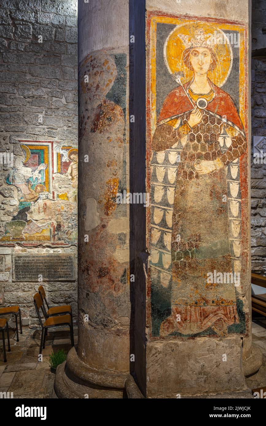 Byzantinische Fresken an den Säulen und Wänden der Kirche Santa Maria Maggiore in Monte Sant'Angelo in Apulien. Monte Sant'Angelo, Apulien Stockfoto