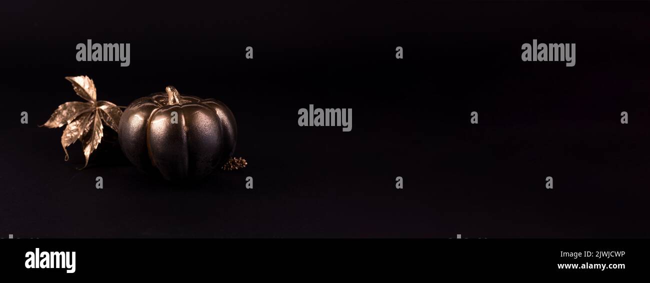 Goldener und schwarzer Luxus-Kürbis. Minimalistisches Banner gut für Danksaggabe und Halloween. Stockfoto