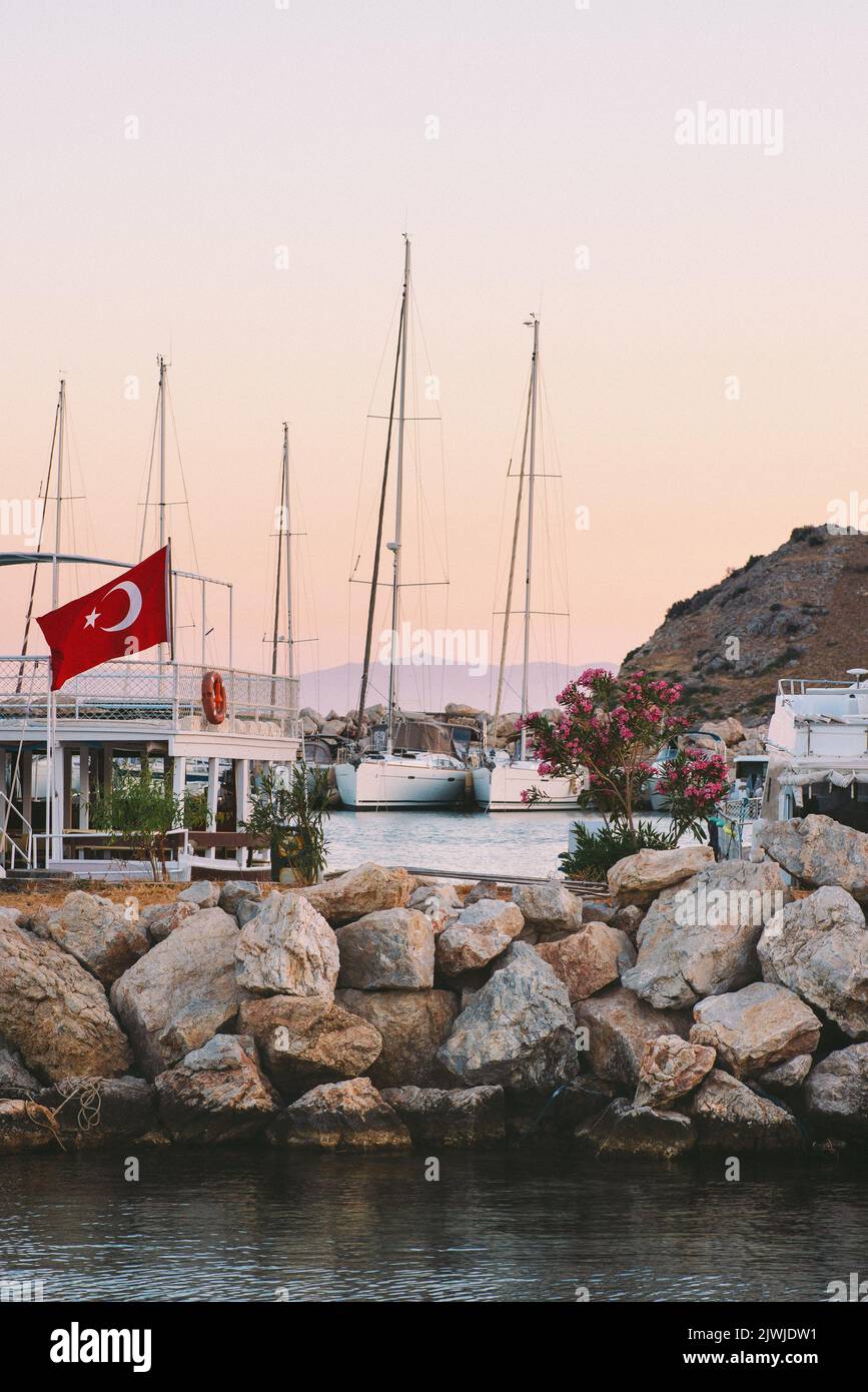 Reise in der Türkei Yacht in Palamutbuku Marina Ägäische Meereslandschaft Sonnenuntergangslandschaft Stockfoto