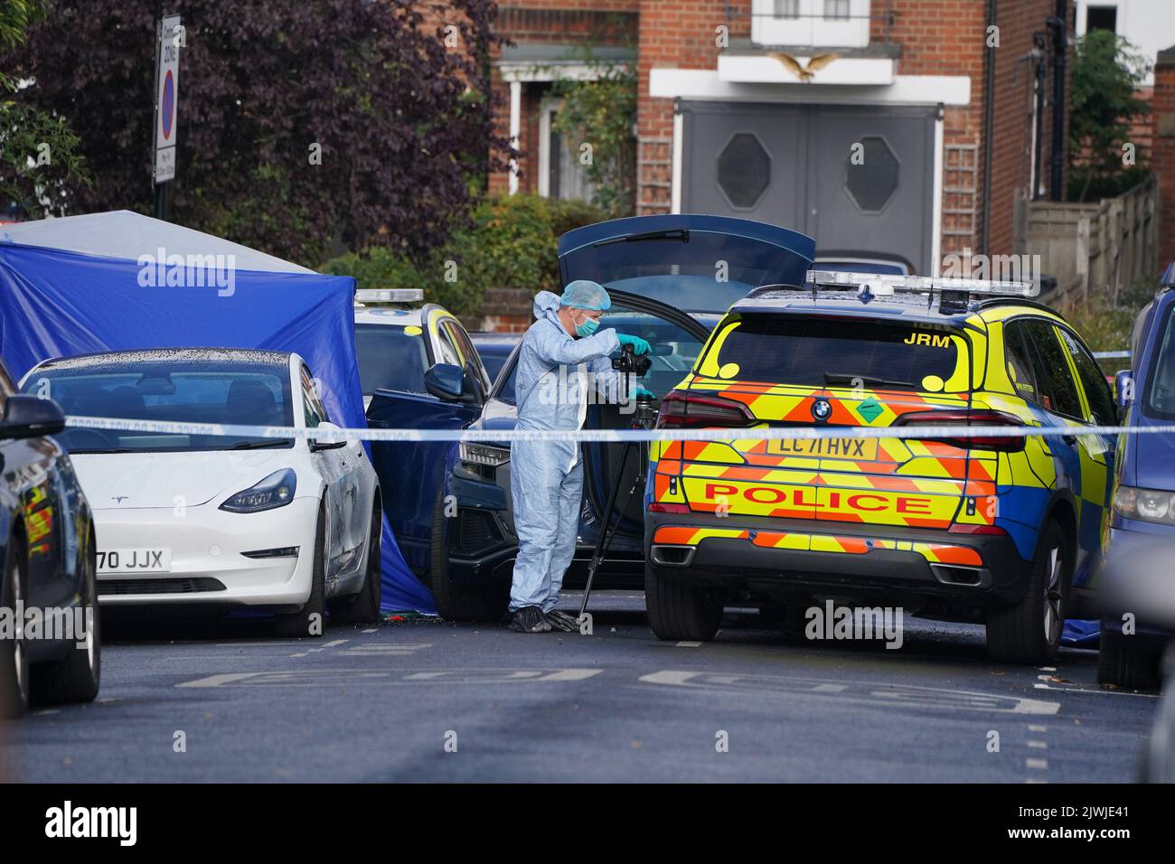 Ein forensischer Offizier am Tatort in Kirkstall Gardens, Streatham Hill, im Süden Londons, wo ein Mann von bewaffneten Offizieren der Metropolitan Police nach einer Verfolgung am Montagabend angeschossen wurde. Der Mann, der vermutlich 20s Jahre alt ist, ist im Krankenhaus gestorben. Bilddatum: Dienstag, 6. September 2022. Stockfoto