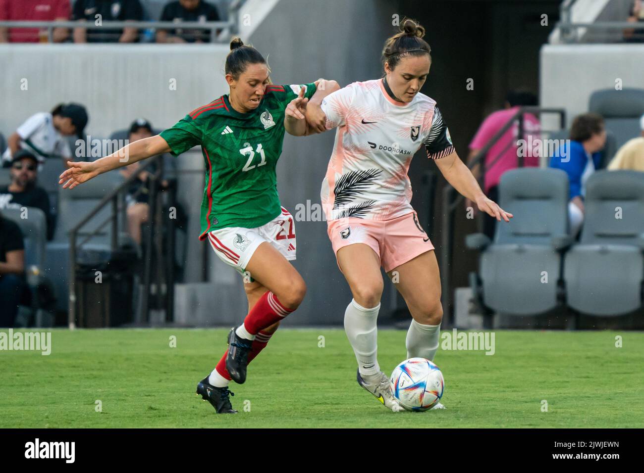 Angel City Verteidiger Megan Reid (6) gewinnt den Besitz gegen die mexikanische Vorreiterin Adriana Iturbide (21) während der Copa Angelina, Sonntag, 5. September 2022, Stockfoto