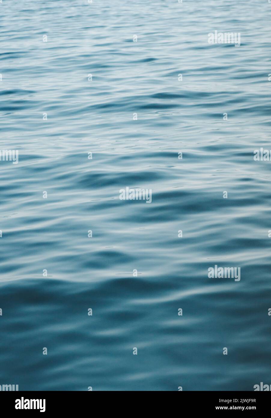 Meer Wasser Hintergrund tiefen Ozean Oberfläche blau Farbe abstrakte Textur Luftbild Stockfoto