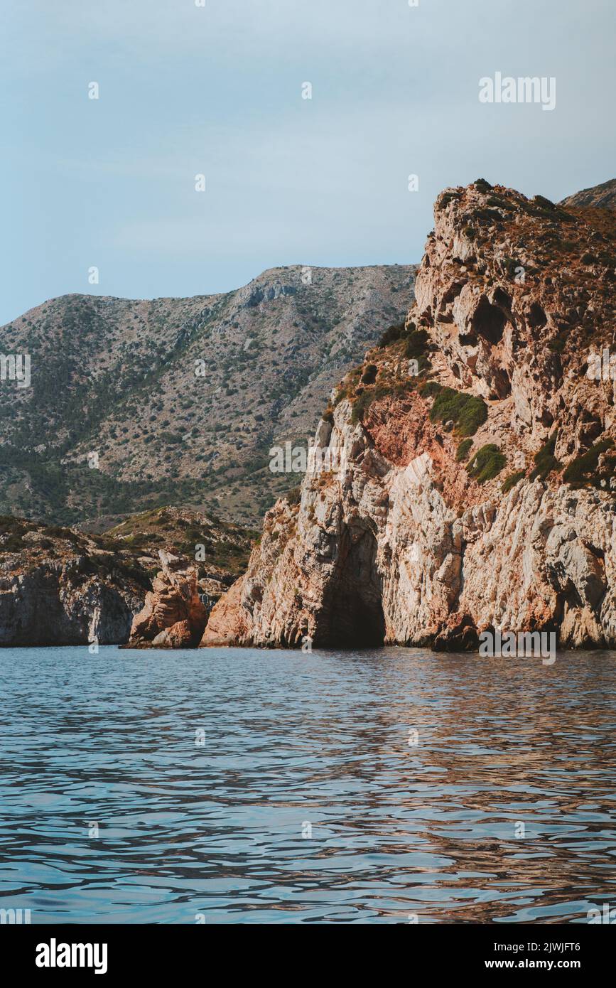 Felsiger Berg mit Höhle in der Ägäis Meereslandschaft in der Türkei Naturresort Reiseziele schöne Landschaft Sommersaison Stockfoto