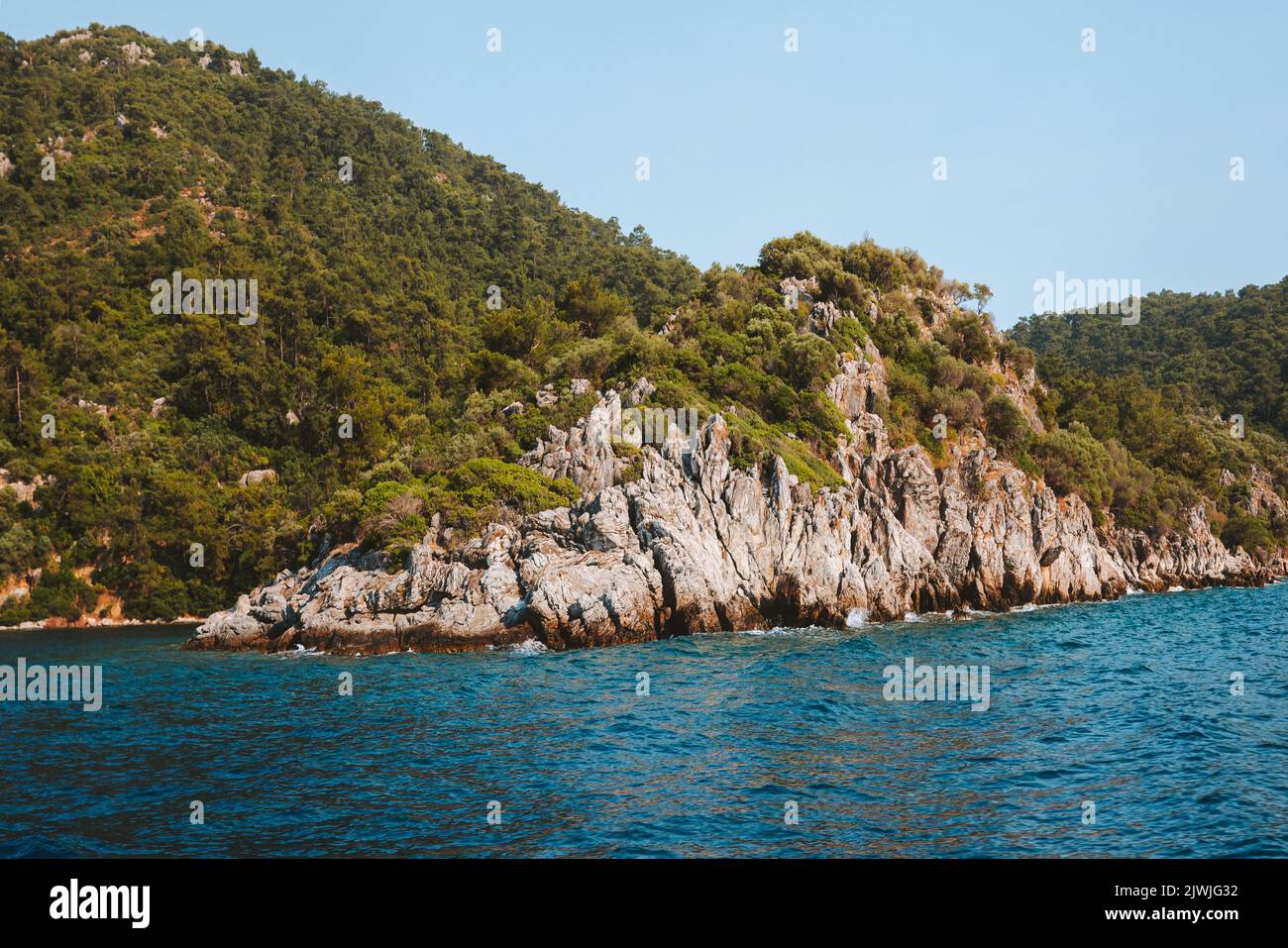 Schöne Bucht in der Ägäis mit Wald Berglandschaft in der Türkei Natur Reiseziele schöne Reiseszenerie Sommersaison Stockfoto