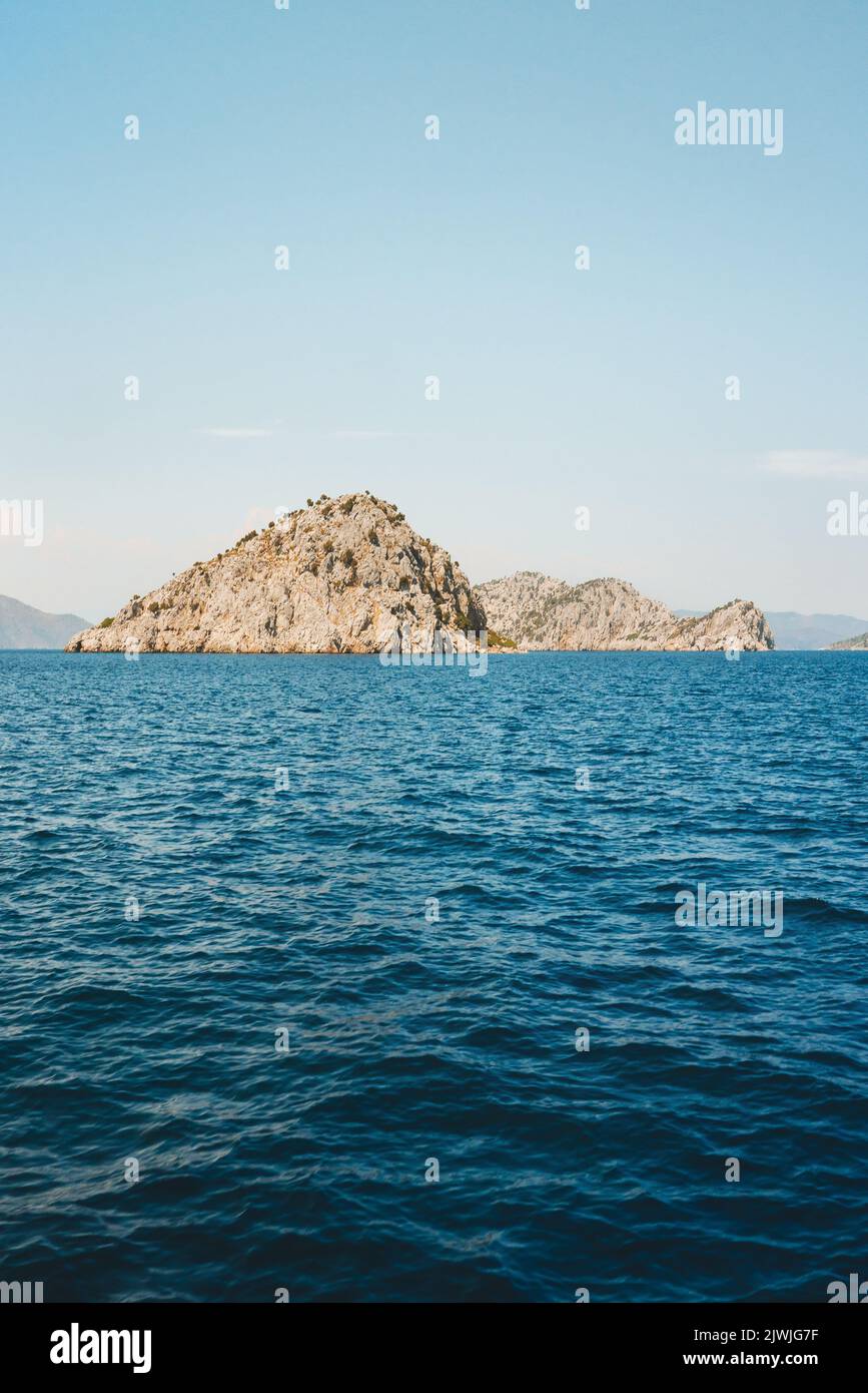 Ägäis Meer und Felsen Insellandschaft in der Türkei Natur Reiseziele schöne Reiseszenerie Sommersaison Stockfoto