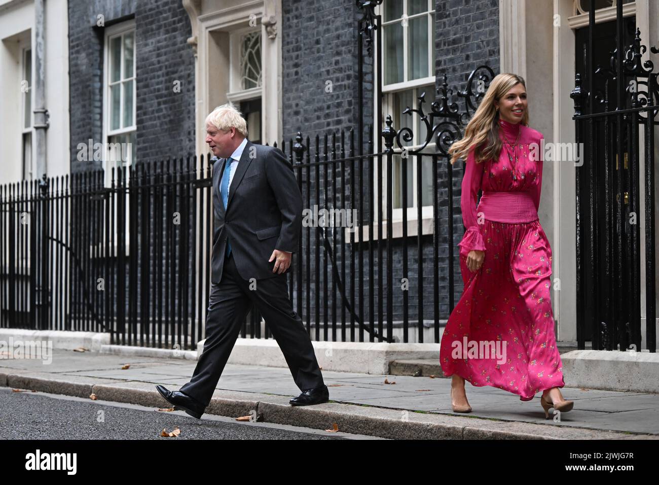 Der scheidende Premierminister Boris Johnson und seine Frau Carrie verlassen die Downing Street Nr. 10 in London, um eine Rede zu halten, bevor sie nach Balmoral reisen, um eine Audienz mit Königin Elizabeth II. Zu halten, um formell als Premierministerin zurückzutreten. Bilddatum: Dienstag, 6. September 2022. Stockfoto