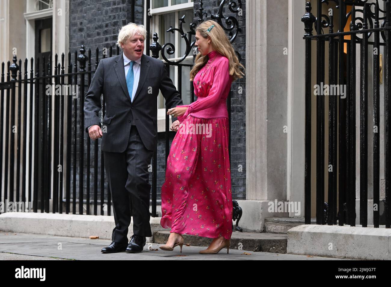 Der scheidende Premierminister Boris Johnson und seine Frau Carrie verlassen die Downing Street Nr. 10 in London, um eine Rede zu halten, bevor sie nach Balmoral reisen, um eine Audienz mit Königin Elizabeth II. Zu halten, um formell als Premierministerin zurückzutreten. Bilddatum: Dienstag, 6. September 2022. Stockfoto