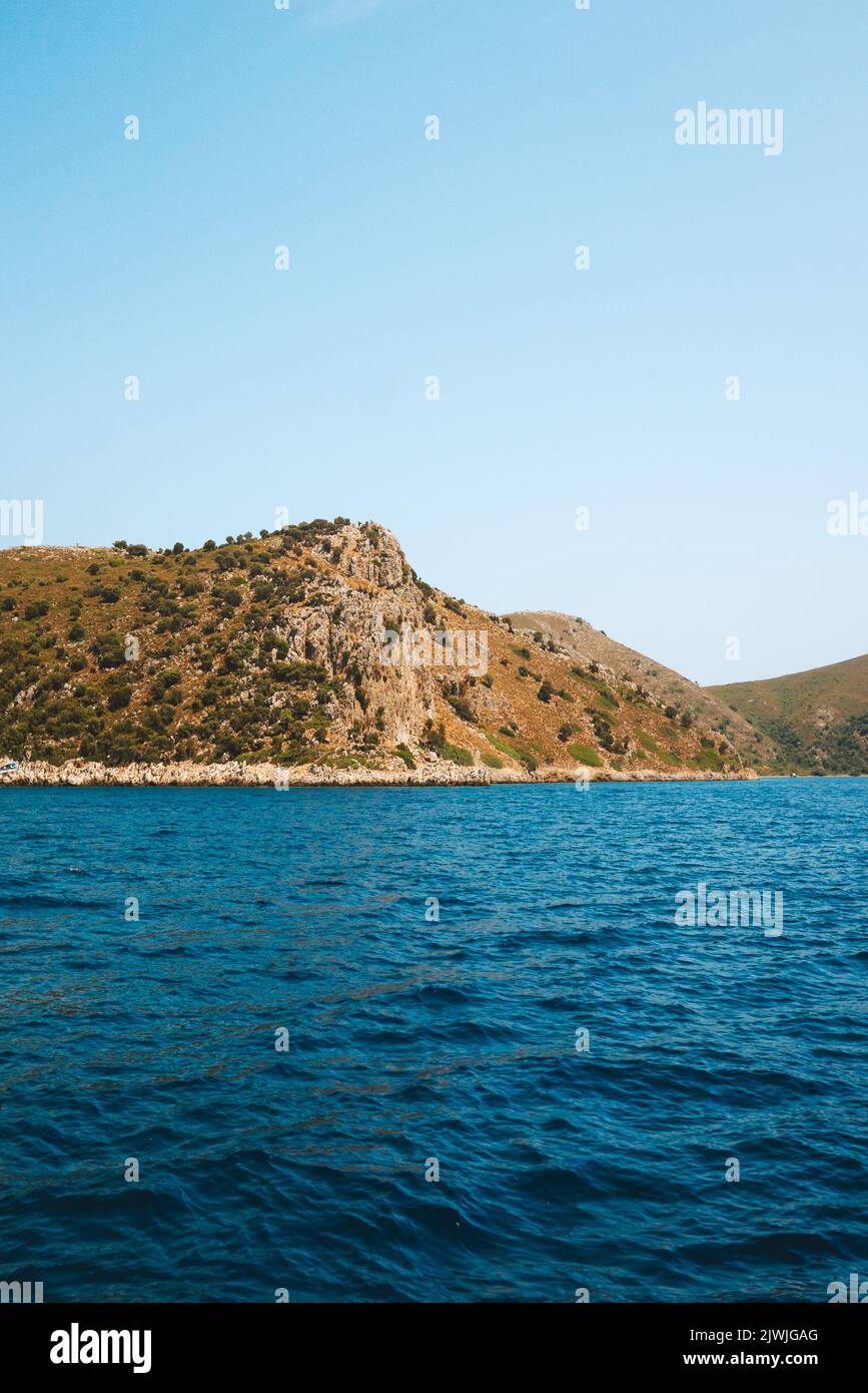 Blaue Ägäis Meer und Berglandschaft in der Türkei Natur Reiseziele schöne Reiseszenerie Sommersaison Stockfoto