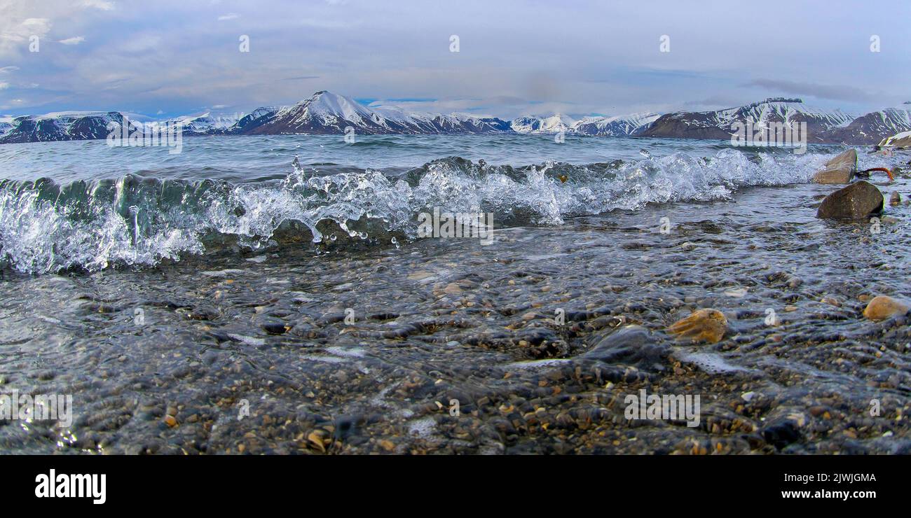 Meereswellen, Billefjord, Arktis, Spitzbergen, Spitzbergen, Norwegen, Europa Stockfoto