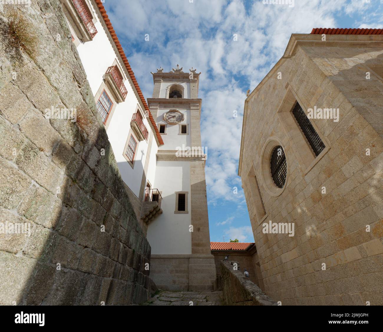 Glockenturm in der Stadt Amarante in Portugal, berühmt für seine phallischen Süßigkeiten! Stockfoto