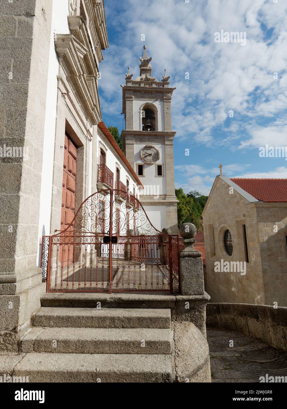 Tor vor einem Glockenturm in der Stadt Amarante in Portugal, berühmt für ihre phallischen Süßigkeiten! Stockfoto