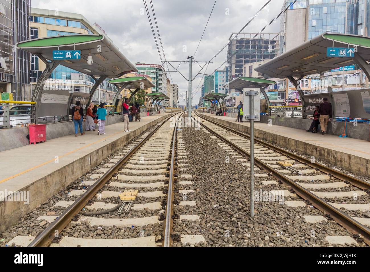 ADDIS ABEBA, ÄTHIOPIEN - 4. APRIL 2019: Blick auf den Bahnhof des Lem Hotels der Light Rail in Addis Abeba, Äthiopien Stockfoto