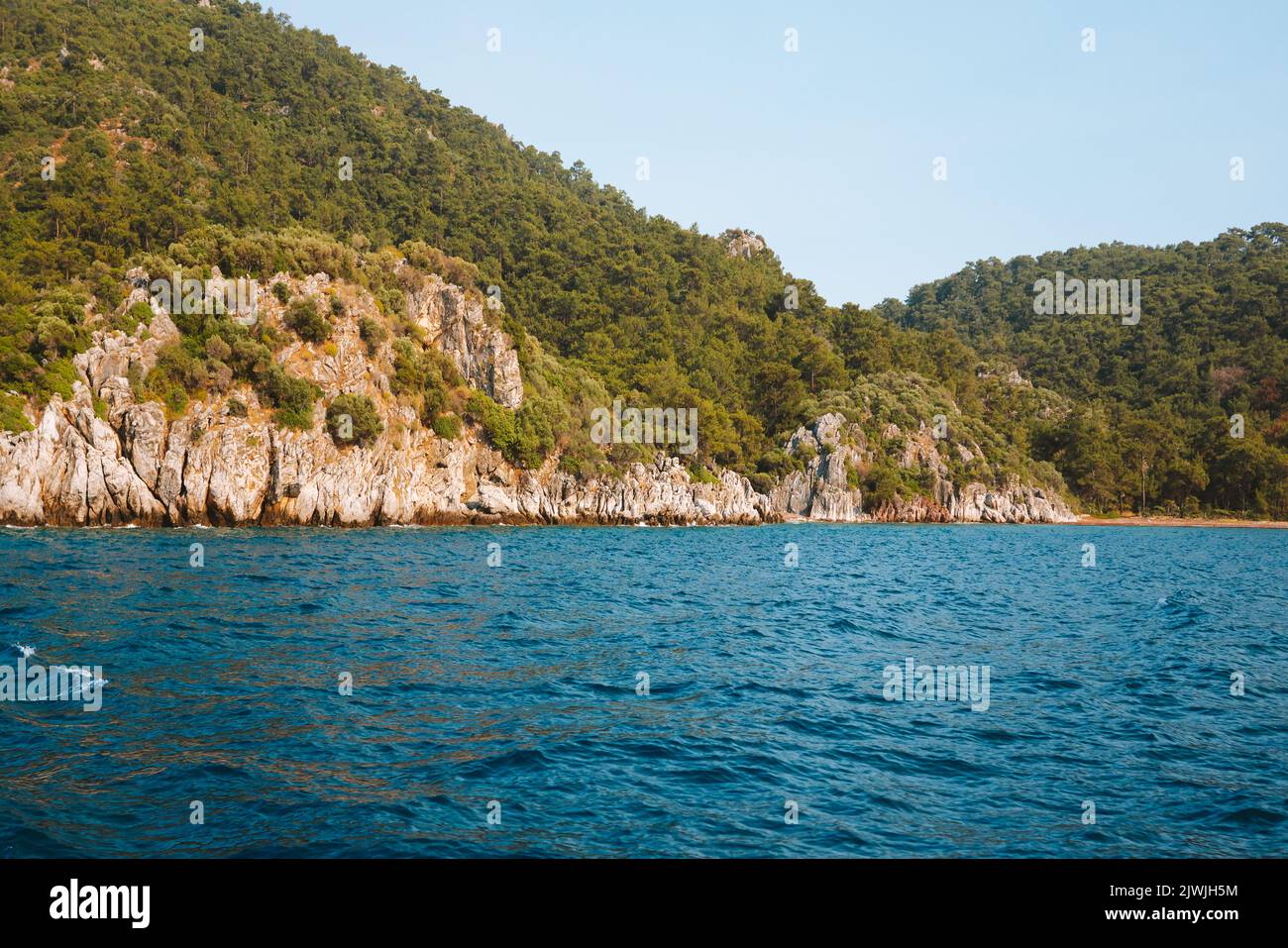 Ägäis Meer und Wald Berglandschaft in der Türkei Natur Reiseziele schöne Reiseszenerie Sommersaison Stockfoto