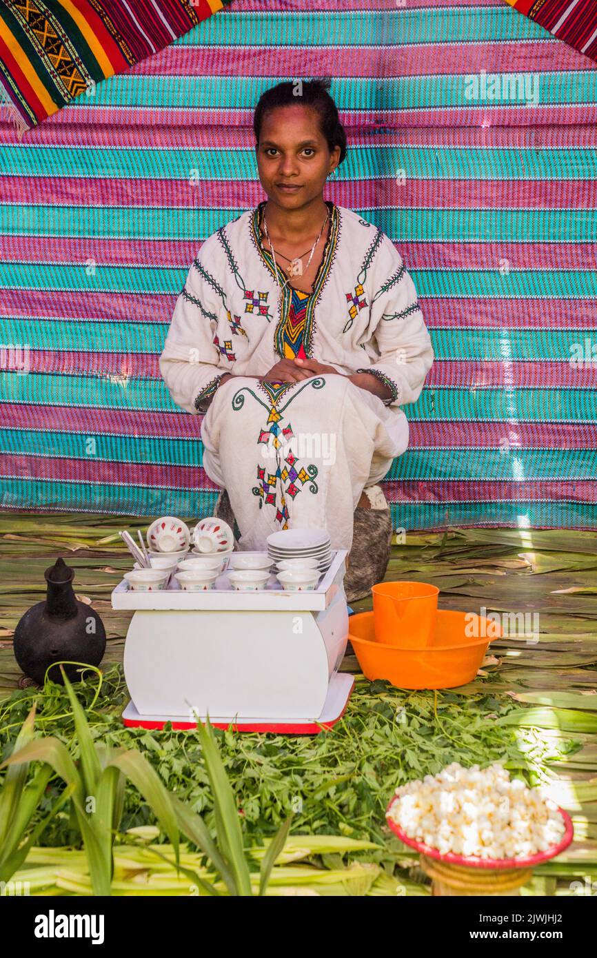 TANA, ÄTHIOPIEN - 1. APRIL 2019: Junge äthiopierin bereitet eine Kaffeeremonie auf der Halbinsel Zege im Tana-See, Äthiopien, vor Stockfoto