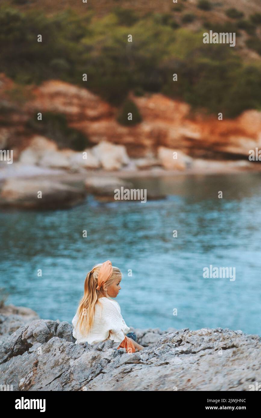Kind genießen Meerblick auf wilden Strand Reisen Familie Sommerurlaub Reise gesunde Lebensweise im Freien Baby Mädchen Stockfoto