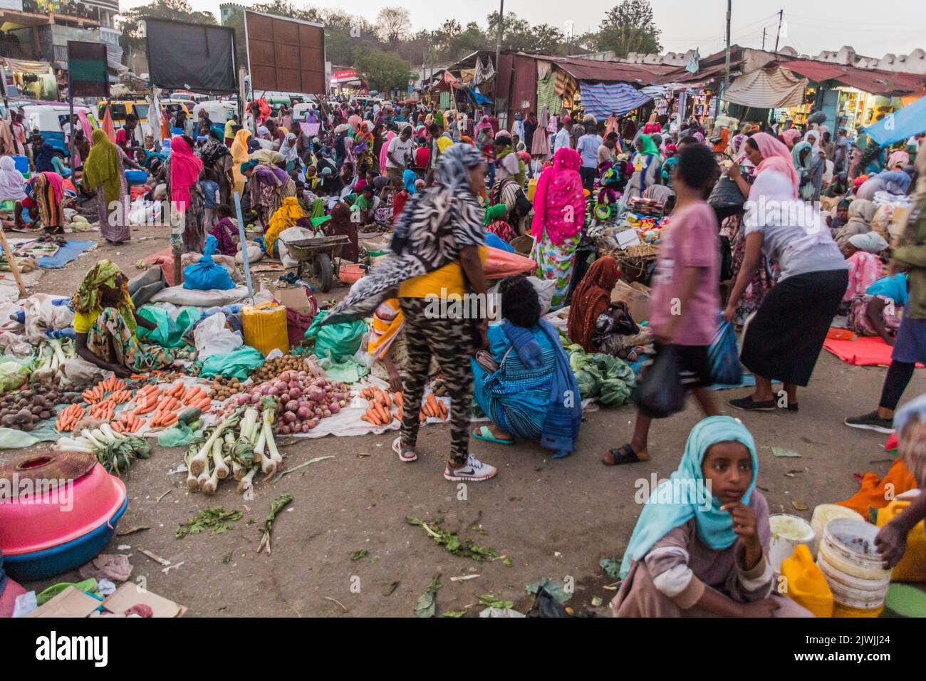 HARAR, ÄTHIOPIEN - 8. APRIL 2019: Straßenmarkt am Shoa Gate in Harar, Äthiopien Stockfoto