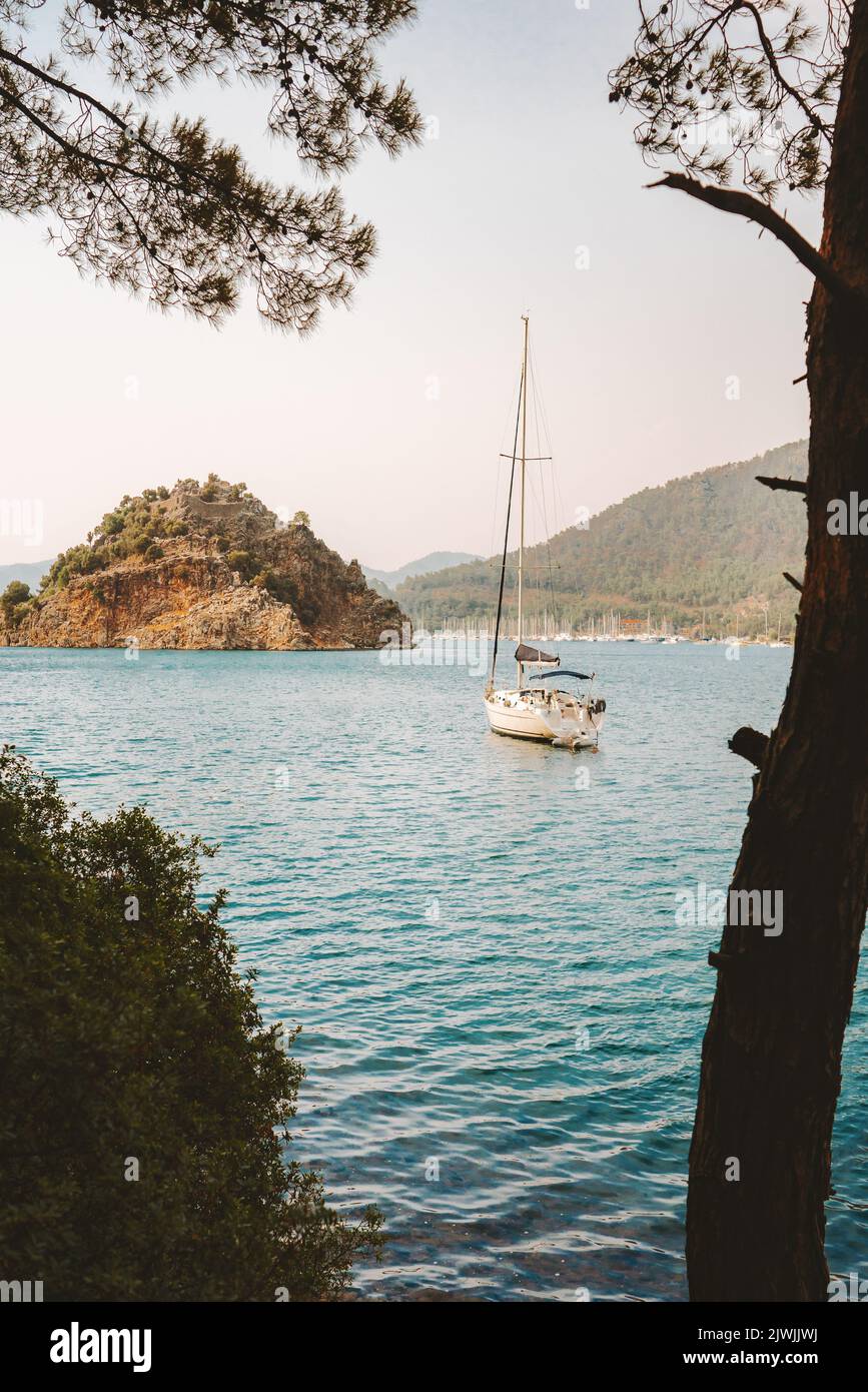Yacht in einer schönen Bucht Ägäisches Meer Reise in der Türkei Segelboot Sommerurlaub Segelreise Orhaniye Marmaris Stockfoto