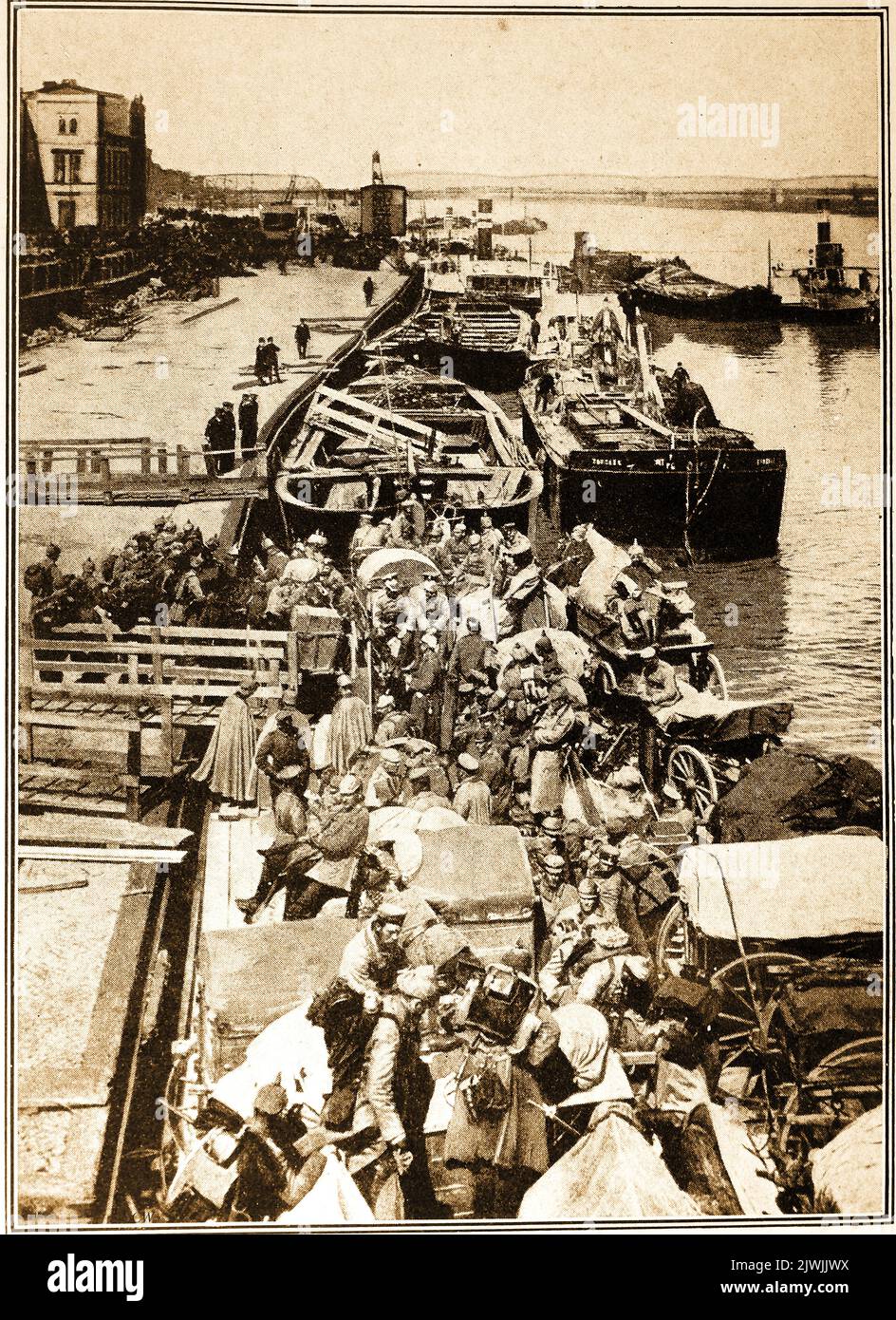 1. Weltkrieg - Deutsche Truppen, die auf Bargen auf dem Fluss Memel einschiffen, bereit für den Transport zur Ostfront. ---- Erster Weltkrieg - Deutsche Truppen schiffe auf Lastkäfigen auf der Memel ein, die für den Transport an die Ostfront bereit sind. ----- première Guerre mondiale - troupes allemandes embarquant sur des barges sur la Rivière Memel prêtes à être transportées vers le Front de l’Est. -- Первая мировая война - немецкие войска высаживаются на баржах по реке Мемель, готовые к транспортировке на Восточный фронт. Stockfoto