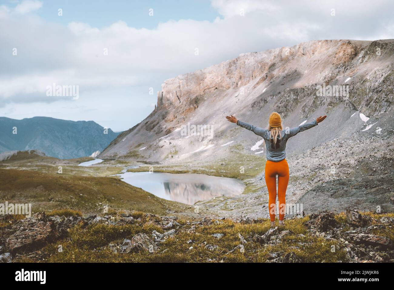 Frau Wanderer hob die Hände genießen Berg Seeblick reisen Wandern im Freien aktiv gesund Lebensstil Camping Urlaub Harmonie mit Natur Abenteuer tr Stockfoto