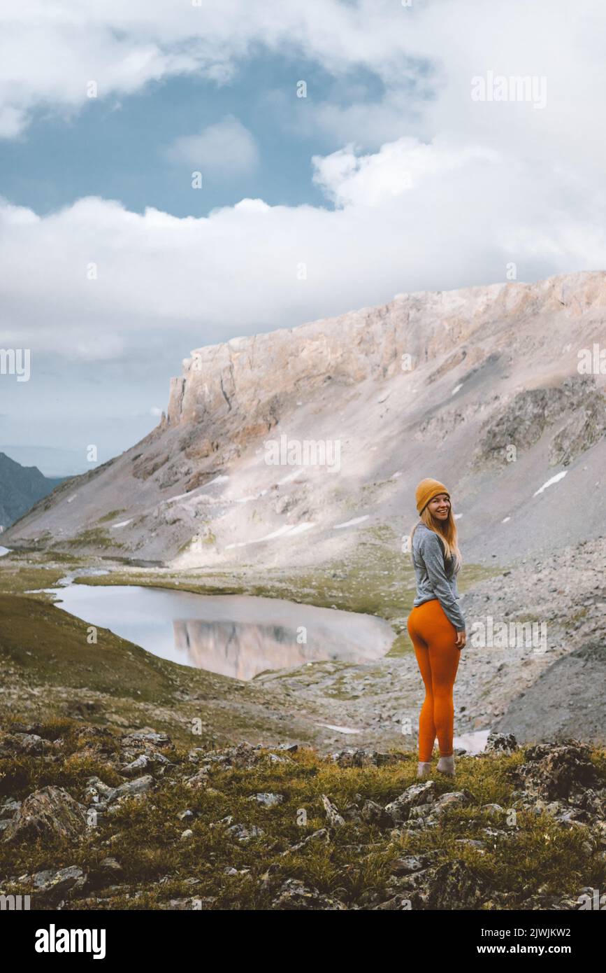 Frau Wandern Outdoor Abenteuer Reise in den Bergen allein Aktivurlaub Reise weibliche Touristen genießen See Blick Wildnis Natur Stockfoto