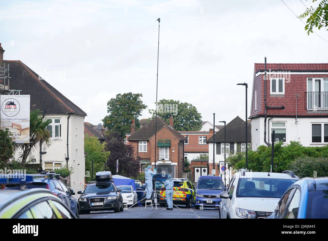 Forensische Beamte am Tatort in Kirkstall Gardens, Streatham Hill, im