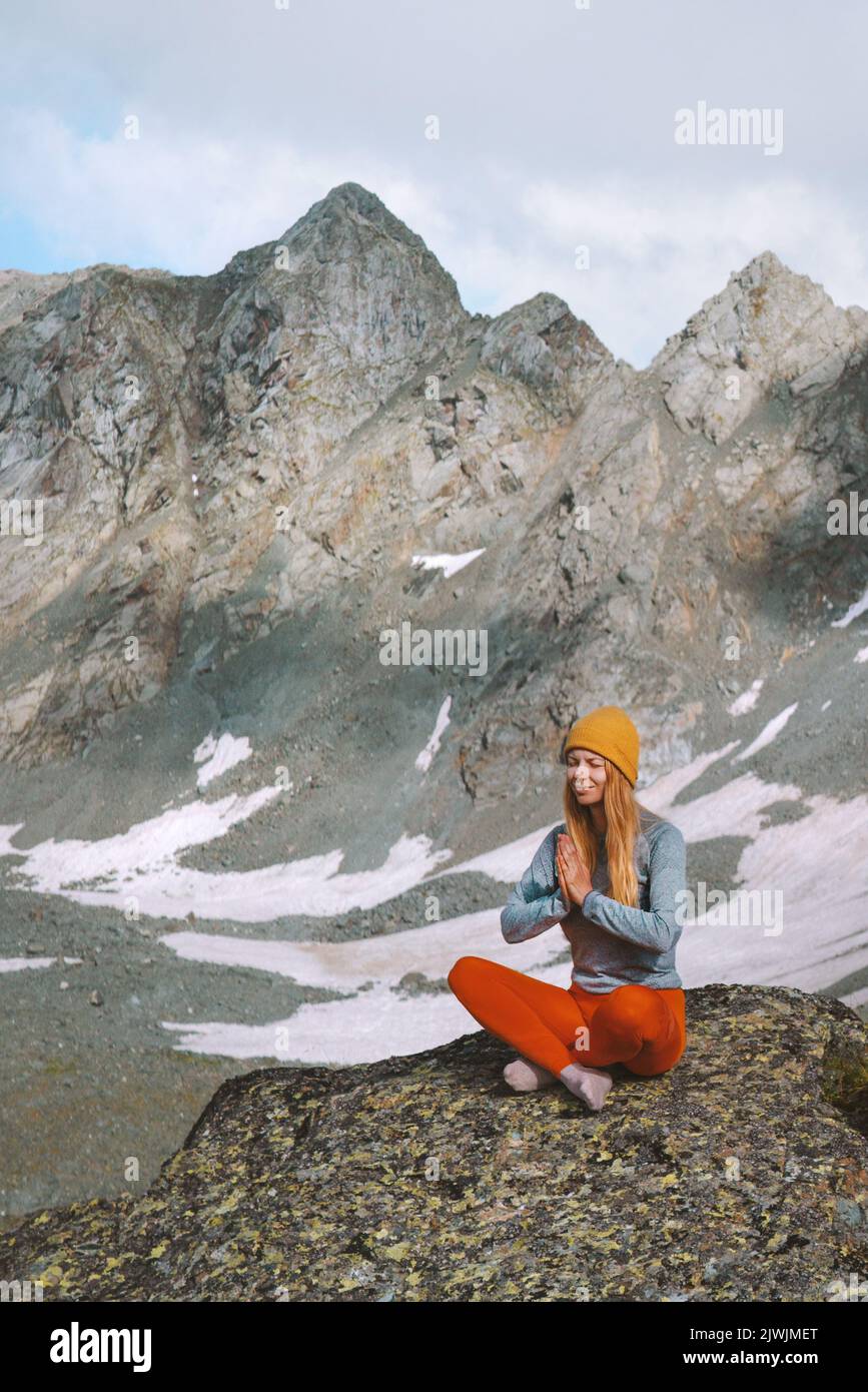 Frau meditiert Yoga Praxis in den Bergen Reisen gesunder Lebensstil psychische Gesundheit Entspannung Sommerferien im Freien Harmonie mit der Natur Stockfoto