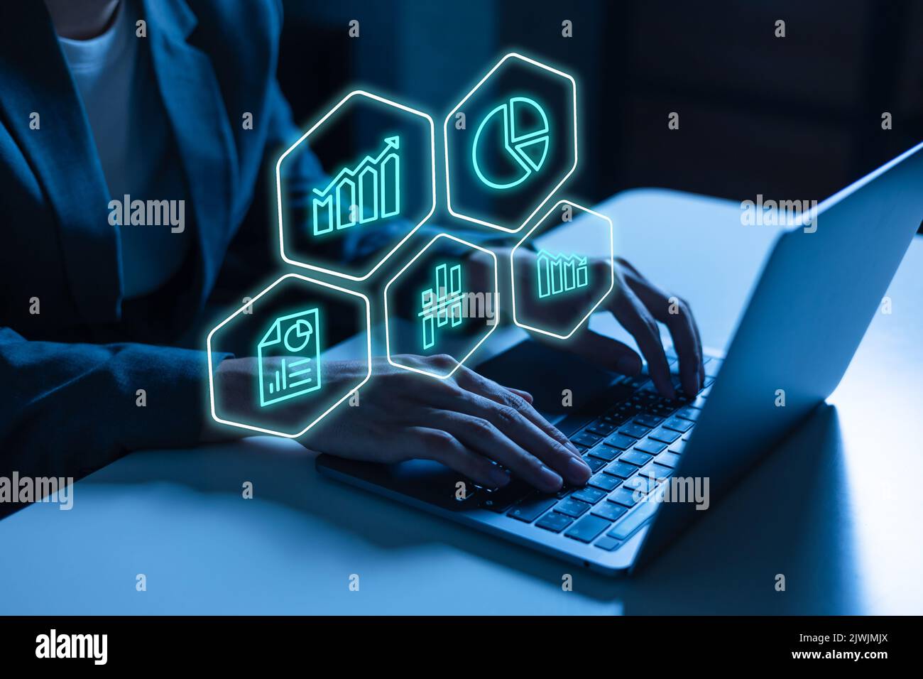 Männliche Händler in Business-Anzug mit Laptop mit virtueller digitaler Schnittstelle Bildschirm der Anlage und Finanzbericht und Wertpapiermarkt Trading Chart Symbole Stockfoto