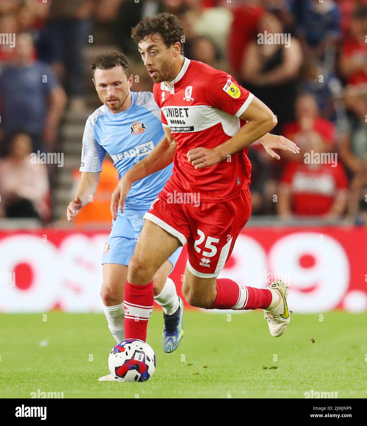 Middlesbrough, Großbritannien. 5. September 2022. Patrick Roberts von Sunderland (l) kämpft während des Sky Bet Championship-Spiels im Riverside Stadium, Middlesbrough, um den Ball mit Matt Crooks von Middlesbrough (r). Bildnachweis sollte lauten: Lexy Ilsley/Sportimage Kredit: Sportimage/Alamy Live News Stockfoto