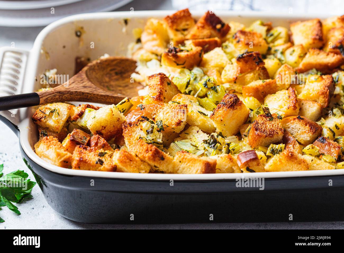 Traditionelle Thanksgiving-Füllung, Nahaufnahme. Brotauflauf mit Sellerie und Petersilie. Stockfoto