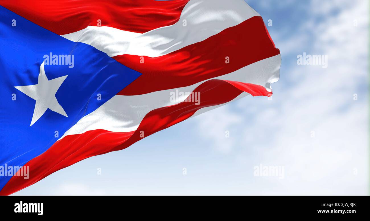 Die Flagge von Puerto Rico winkt an einem klaren Tag im Wind. Puerto Rico ist eine karibische Insel und ein nicht eingebautes Gebiet der Vereinigten Staaten Stockfoto