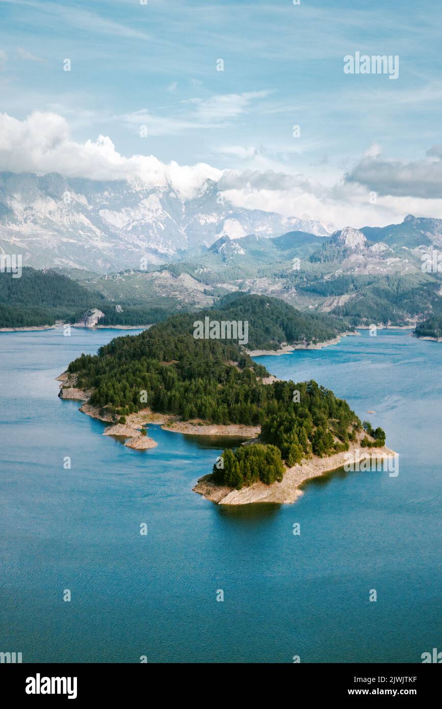 Luftbild Landschaft Karacaoren See umgeben von Bergen in der Türkei. Waldinsel in türkisfarbener Wasserlandschaft wilde Natur reisen schöne destina Stockfoto