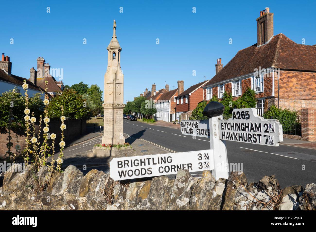Häuser entlang der High Street und dem Kriegsdenkmal, Burwash, East Sussex, England, Vereinigtes Königreich, Europa Stockfoto