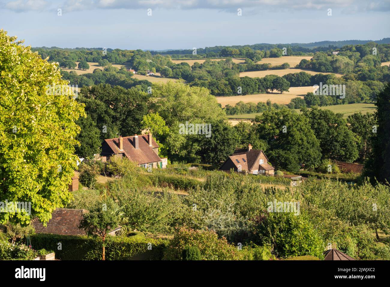 Blick über die Landschaft von High Weald aus Burwash Village, Burwash, East Sussex, England, Vereinigtes Königreich, Europa Stockfoto