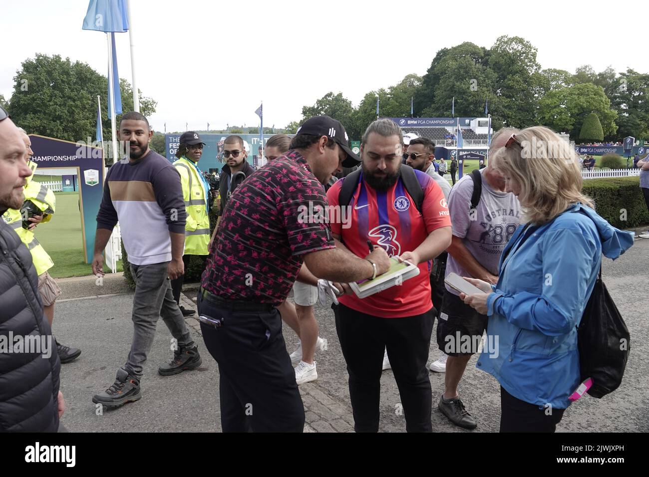 Wentworth, Surrey, Großbritannien. 6. September 2022. Patrick Reed (LIV Golfer) signiert Autogramme für die Fans bei der BMW/PGA Championship, die im Wentworth Golf Club, Virginia Water, Surrey, ausgetragen wird. Kredit: Motofoto/Alamy Live Nachrichten Stockfoto