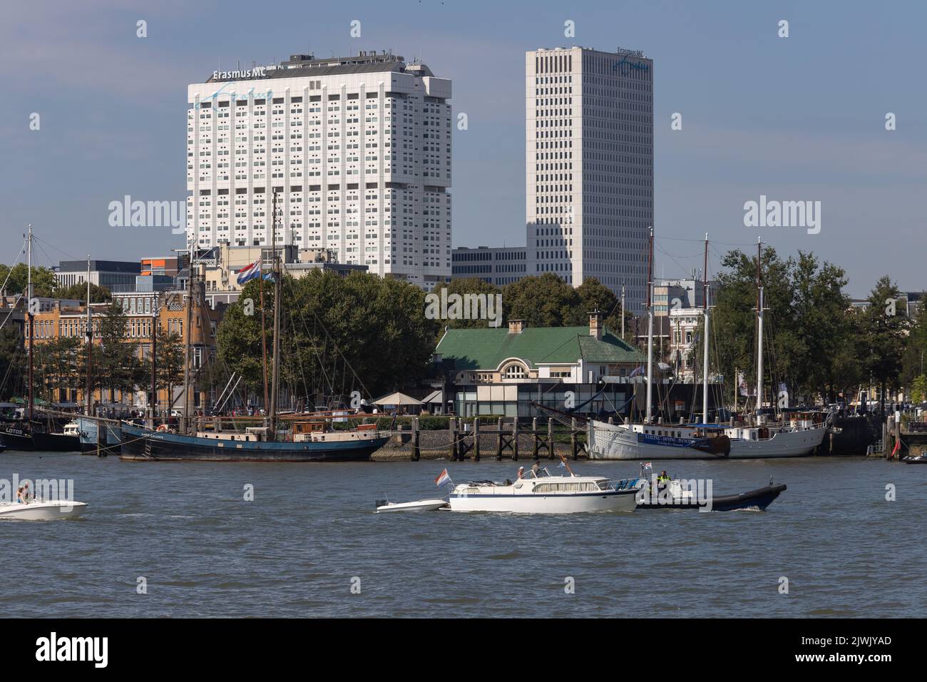Blick über den Veerhaven in Rotterdam mit im Hintergrund das Erasmus Medical Center, Rotterdam, Niederlande Stockfoto