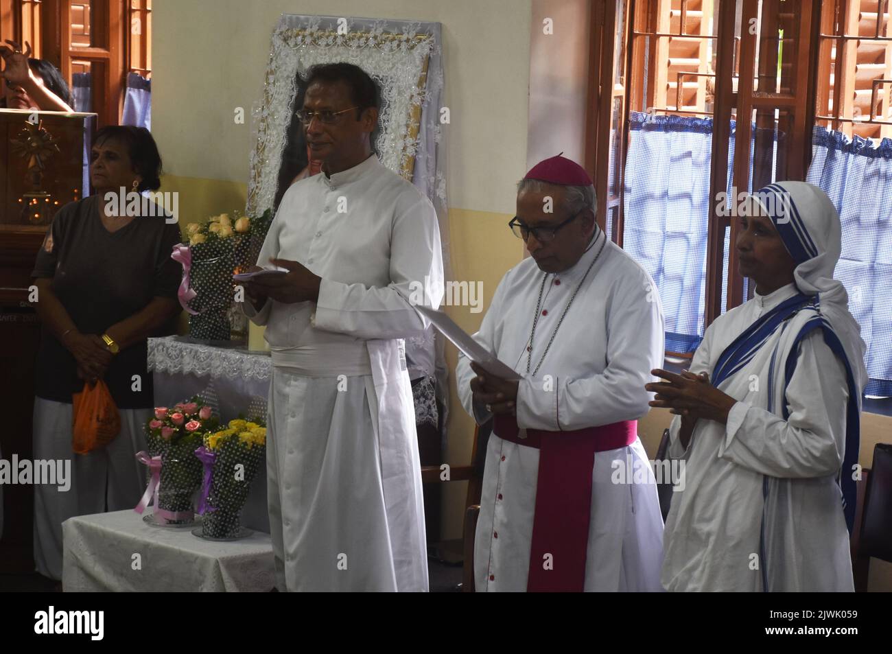 Kalkutta, Westbengalen, Indien. 19. Januar 2019. 25. Jahre nach dem Tod von Mutter Teresa drängte eine große Anzahl von Anhängern vom Morgen an das Mutterhaus. Unabhängig von der Religion erinnert sich jeder an die Mutter und bot Blumen an ihrem Grab an. (Bild: © Sayantan Chakraborty/Pacific Press via ZUMA Press Wire) Stockfoto