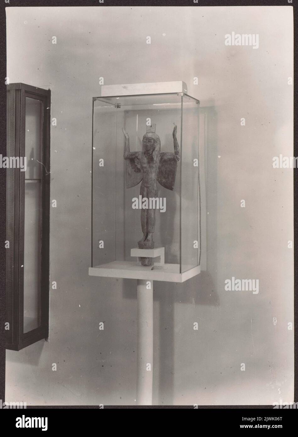 Muzeum Narodowe w Warszawie. Galerie Sztuki Starożytnej. Fragment ekspozycji sztuki egipskiej (Sala 2) - gablota z drewnianą figurką Izydy. Romanowski, Henryk (1915-1984), Fotograf Stockfoto
