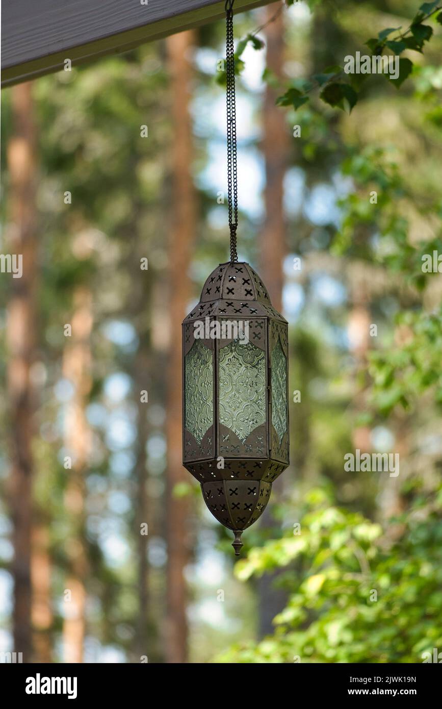 Hängelampe auf einer Schiene vor einem Wald aus Metall und Glas. Orientalische Verarbeitung. Objektfoto Stockfoto