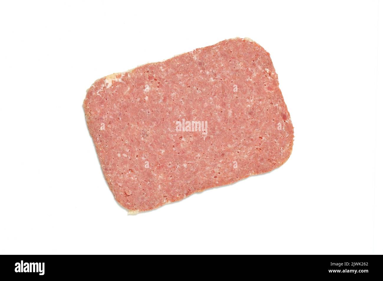 Einzelne Scheibe Corned Beef isoliert auf weißem Hintergrund ausgeschnitten Stockfoto