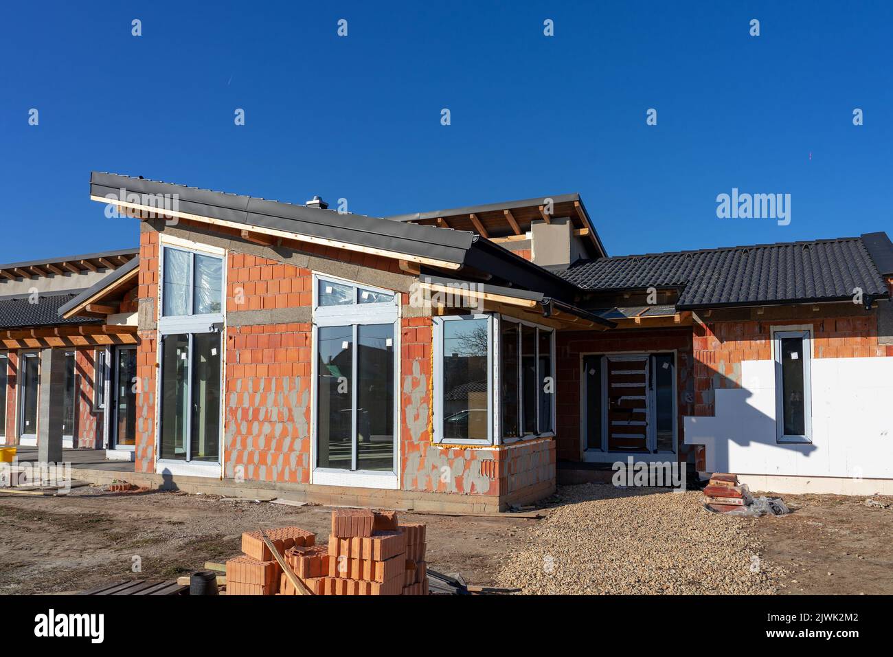 Modernes Haus im Bau mit Polystyrol-Isolierung und Ziegeln Stockfoto