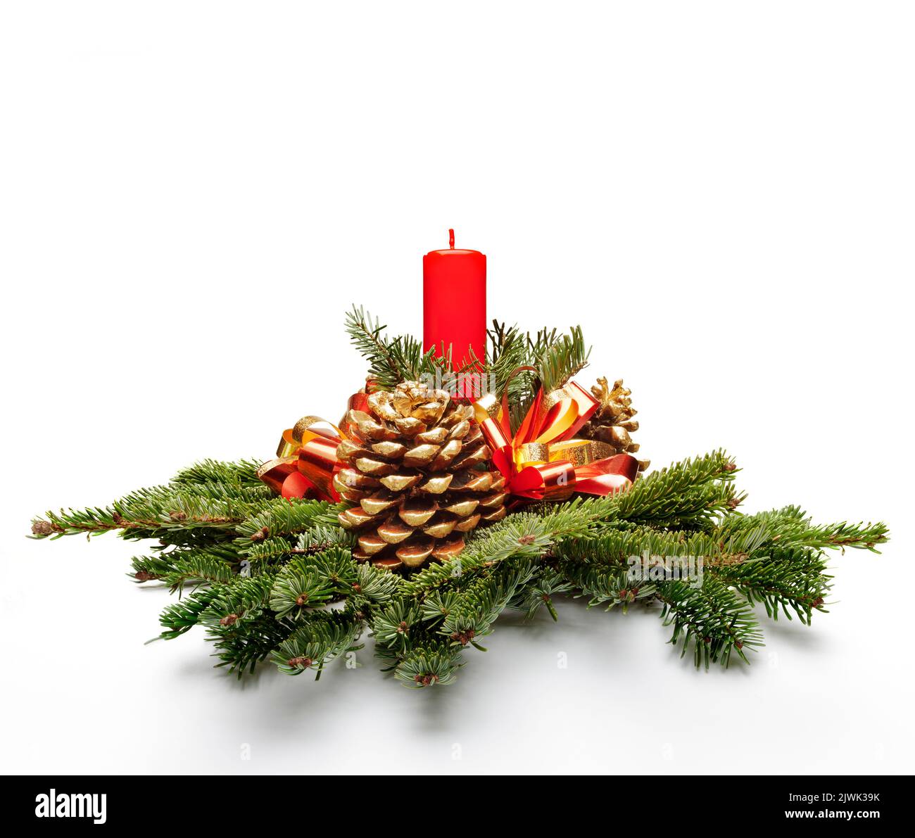 Weihnachten Mittelstück Dekoration mit einem roten Farbe Kerze und Tannenbaum verlässt. Stockfoto
