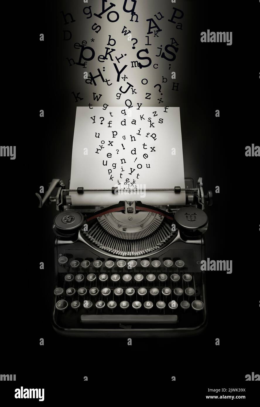 Fantasy-Nachbildung von Briefen, die auf eine alte Schreibmaschine auf einer leeren Seite fallen. Schwarzer Hintergrund und Lichteffekt auf weißer Seite. Stockfoto