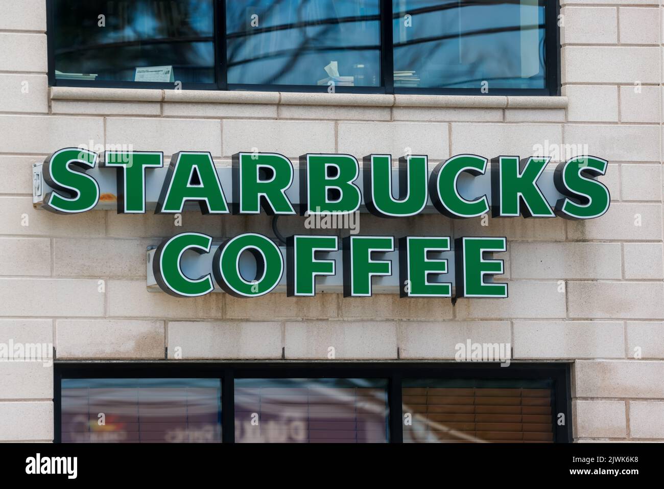 STARBUCKS-KAFFEE-Schild am Schaufenster. Starbucks Standorte servieren weltweit heiße und kalte Getränke aller Art. HALIFAX, NOVA SCOTIA, KANADA - AUGUST 2022 Stockfoto