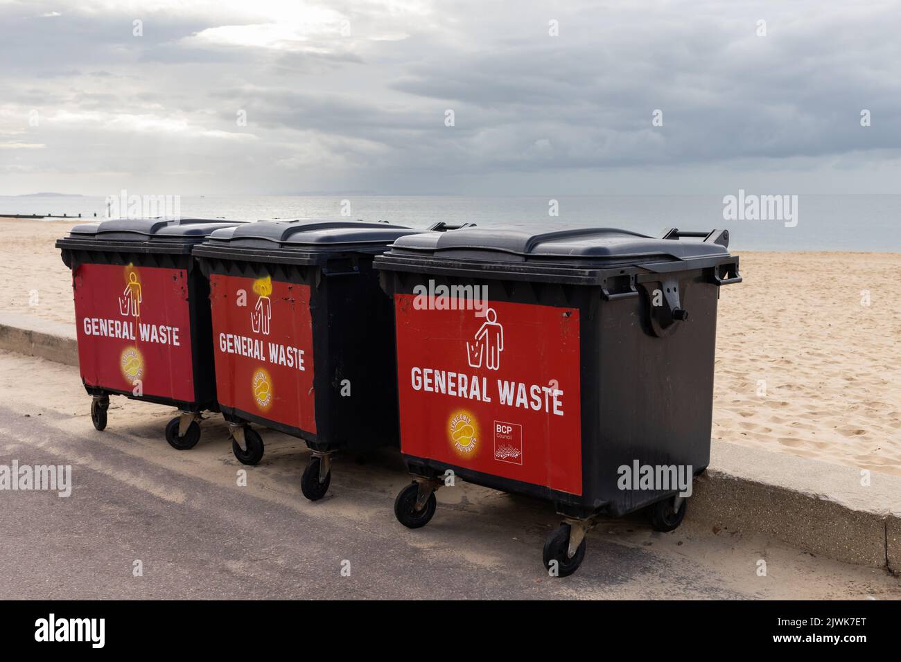 Große Mülltonnen an der Promenade am Strand von Alum Chine, Bournemouth, England Stockfoto