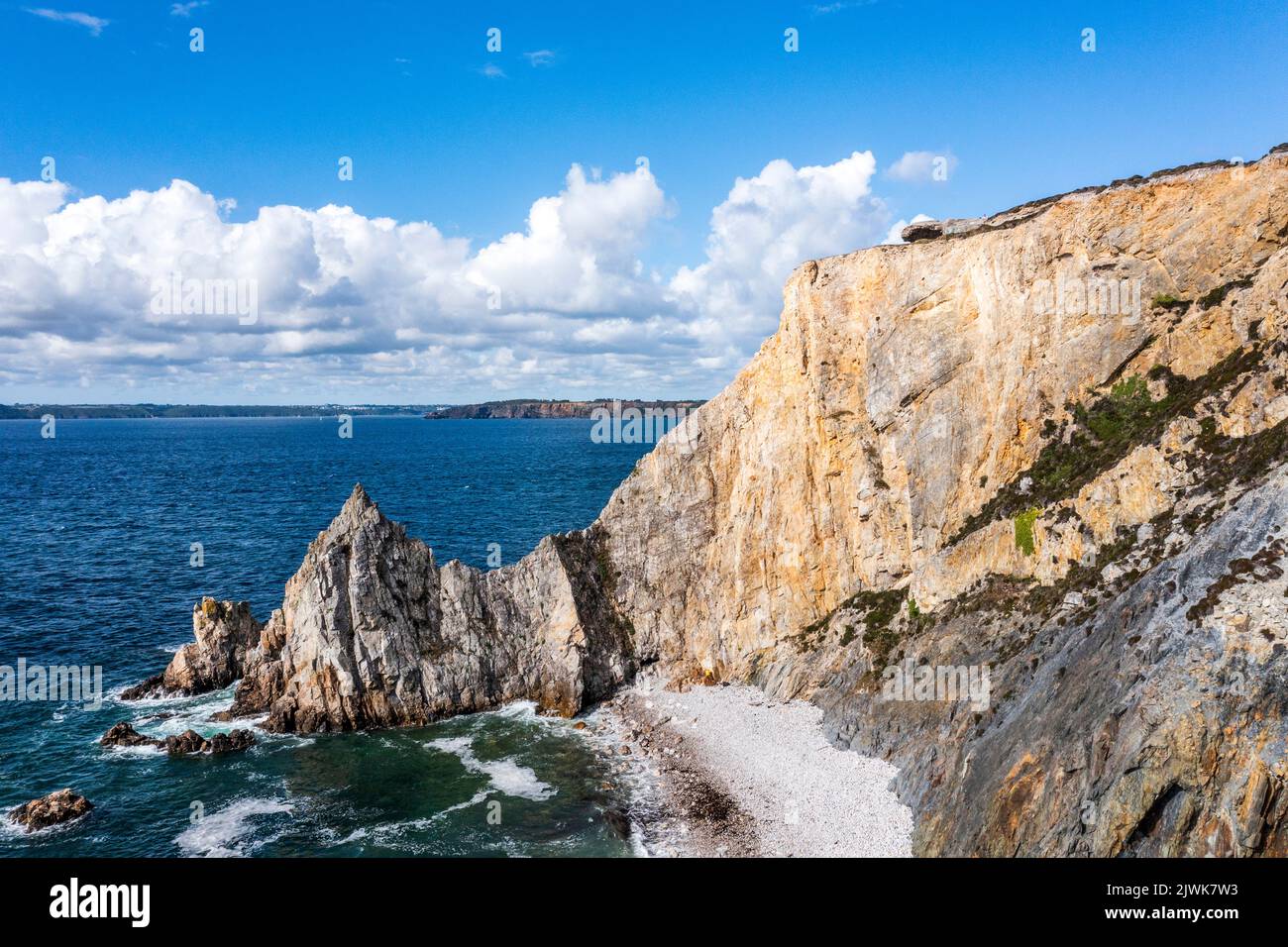Landschaft am Meer in Frankreich, schöne Felsen und Wasser. Stockfoto